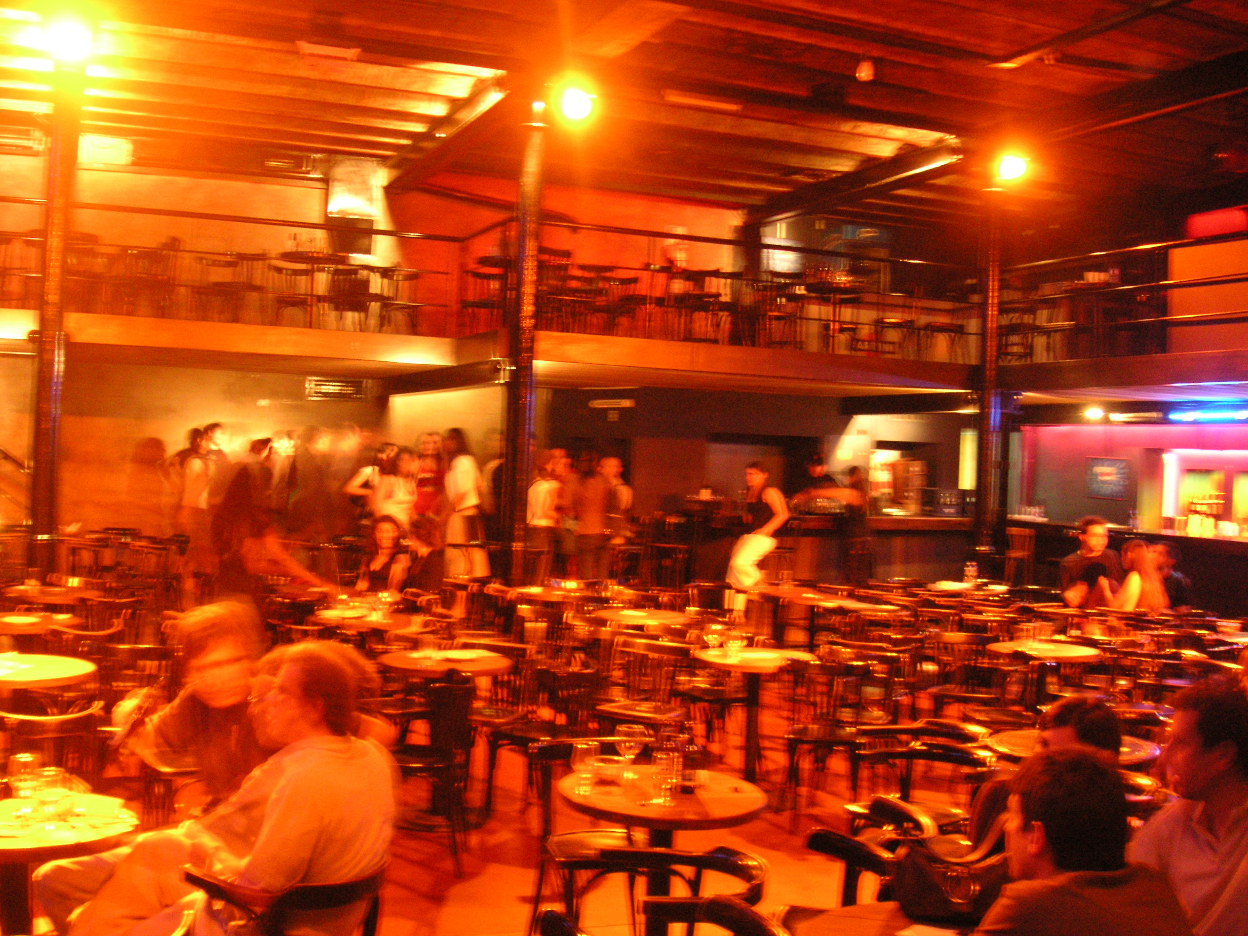 Sala de La Trastienda en Buenos Aires mientras el público se retira