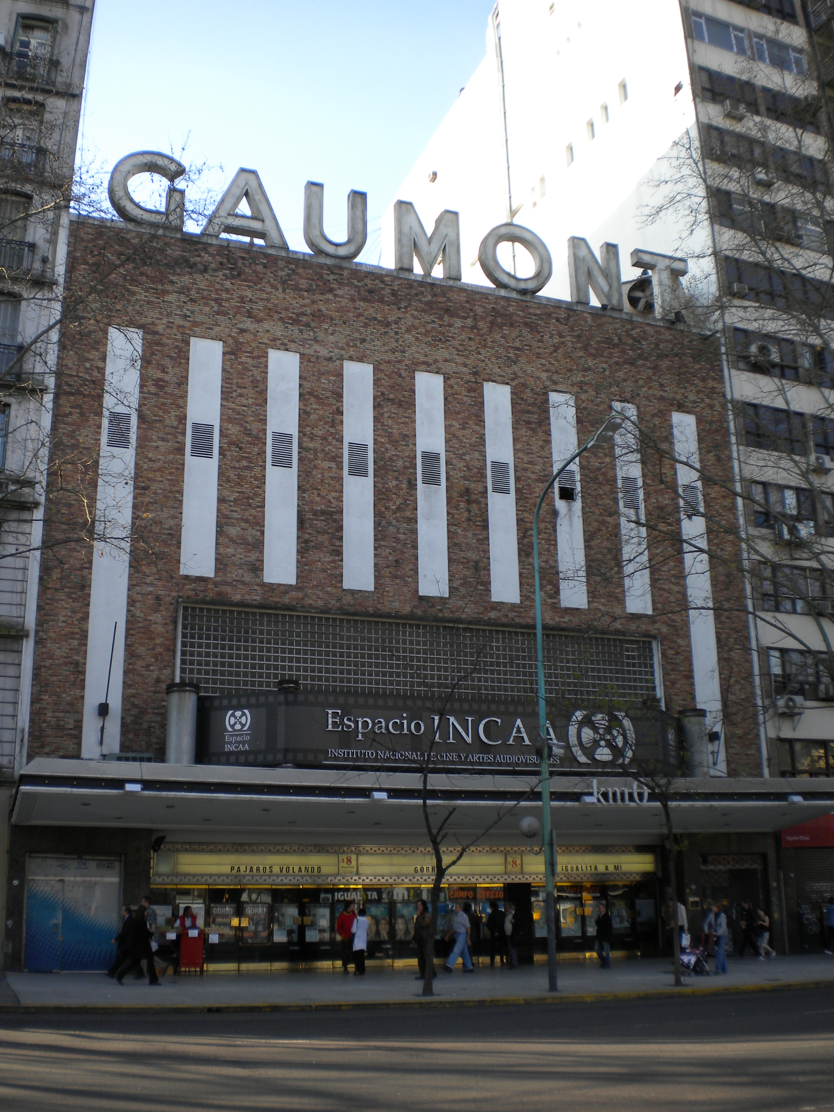 Fachada del Cine Gaumont en Buenos Aires
