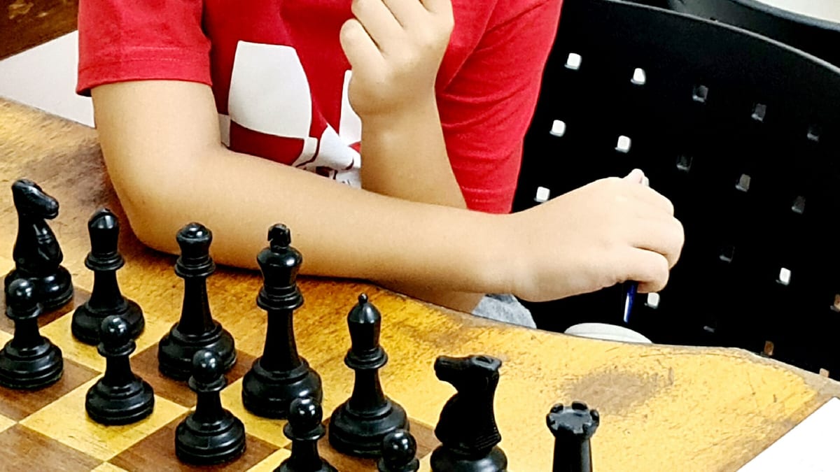 Faustino Oro durante un torneo de ajedrez