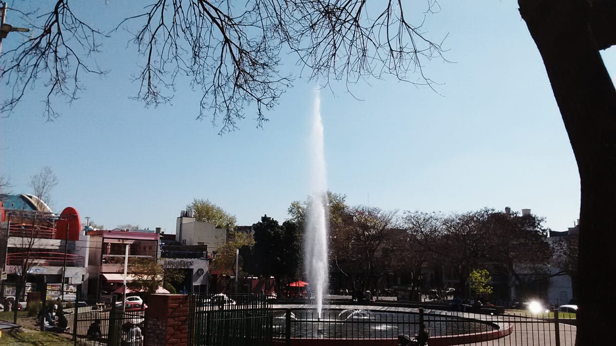 Plaza Armenia en Buenos Aires durante la primavera