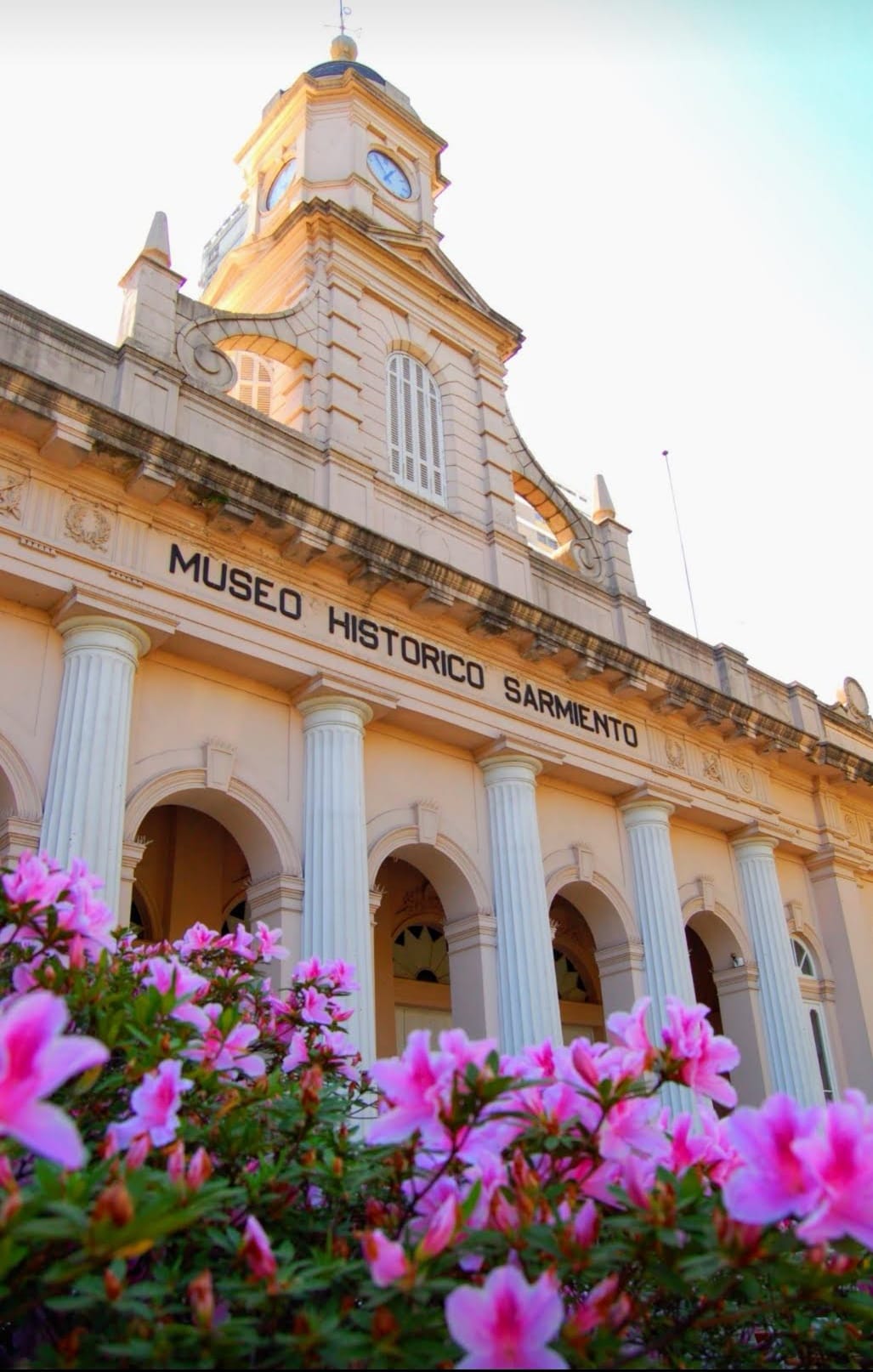 Jardín del Museo Histórico Sarmiento durante la primavera