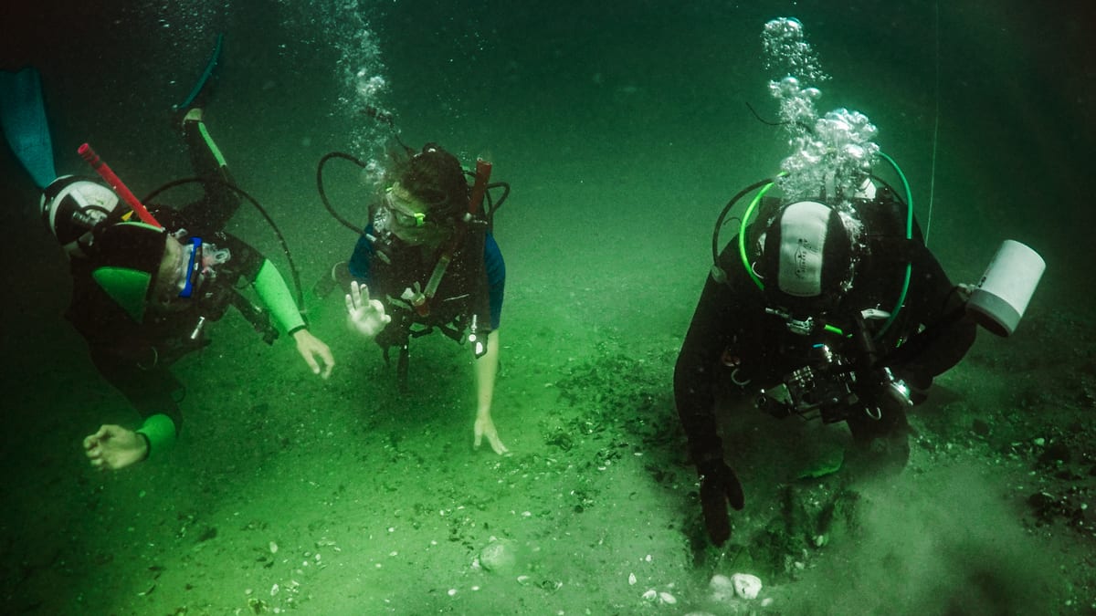 Equipo de arqueología subacuática durante una expedición