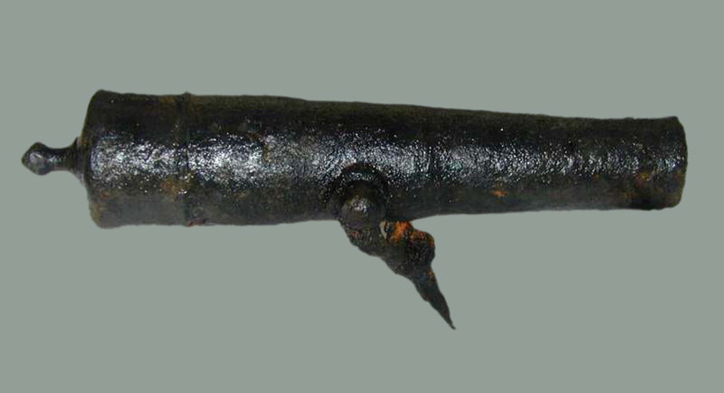 Conservación de un cañón recuperado bajo el agua