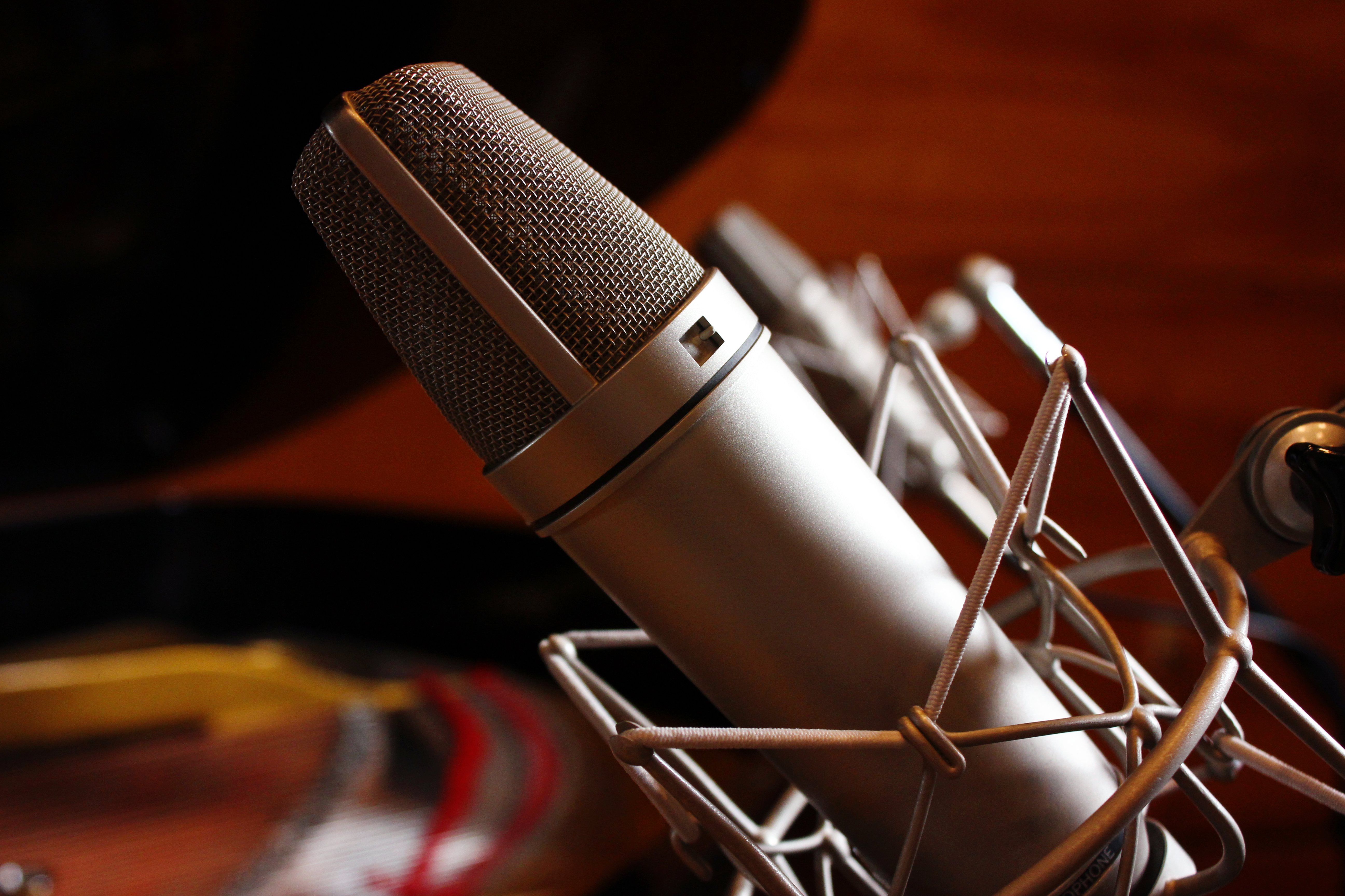 Micrófono de estudio preparado para grabar voz