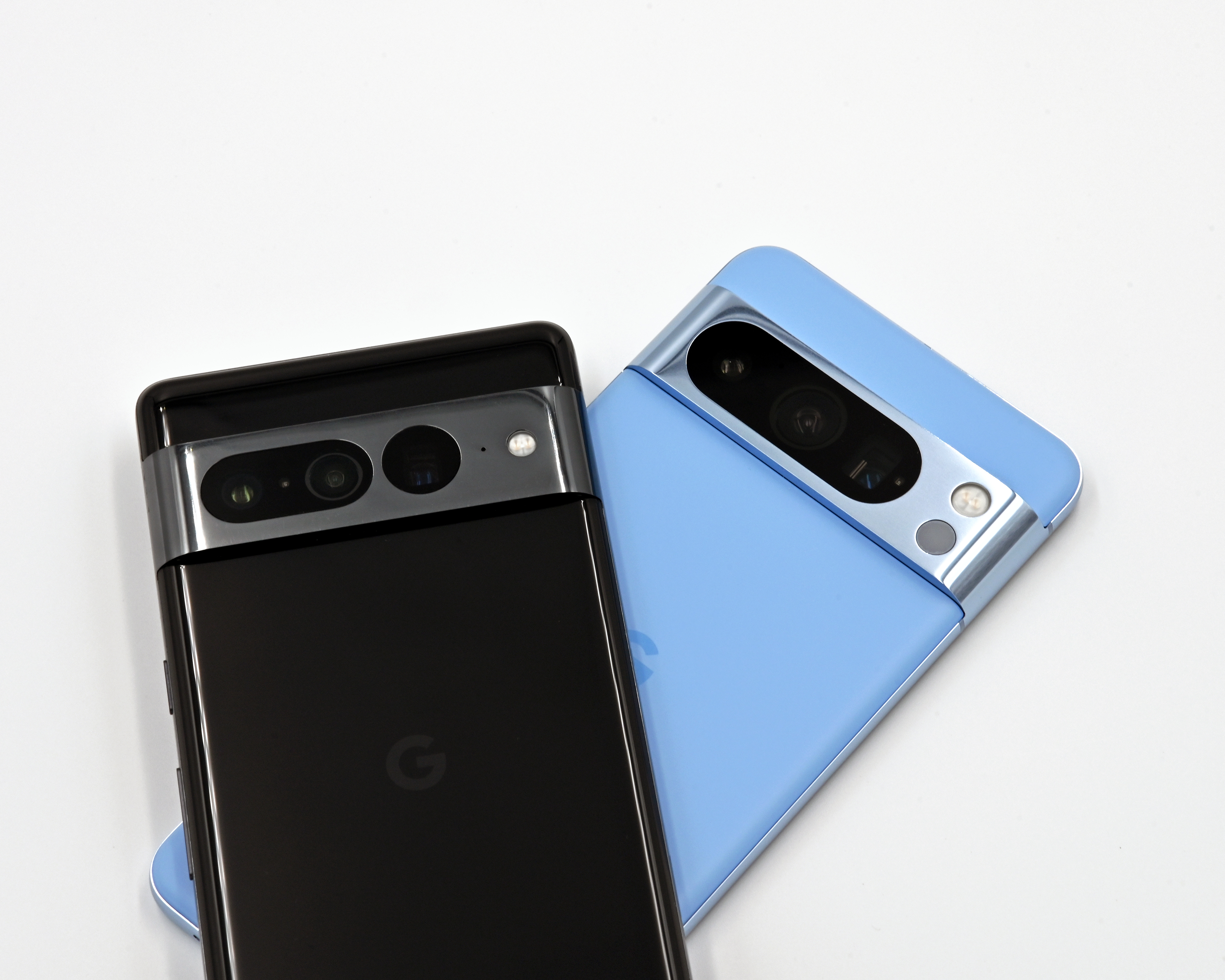 Dos teléfonos Google Pixel vistos desde atrás