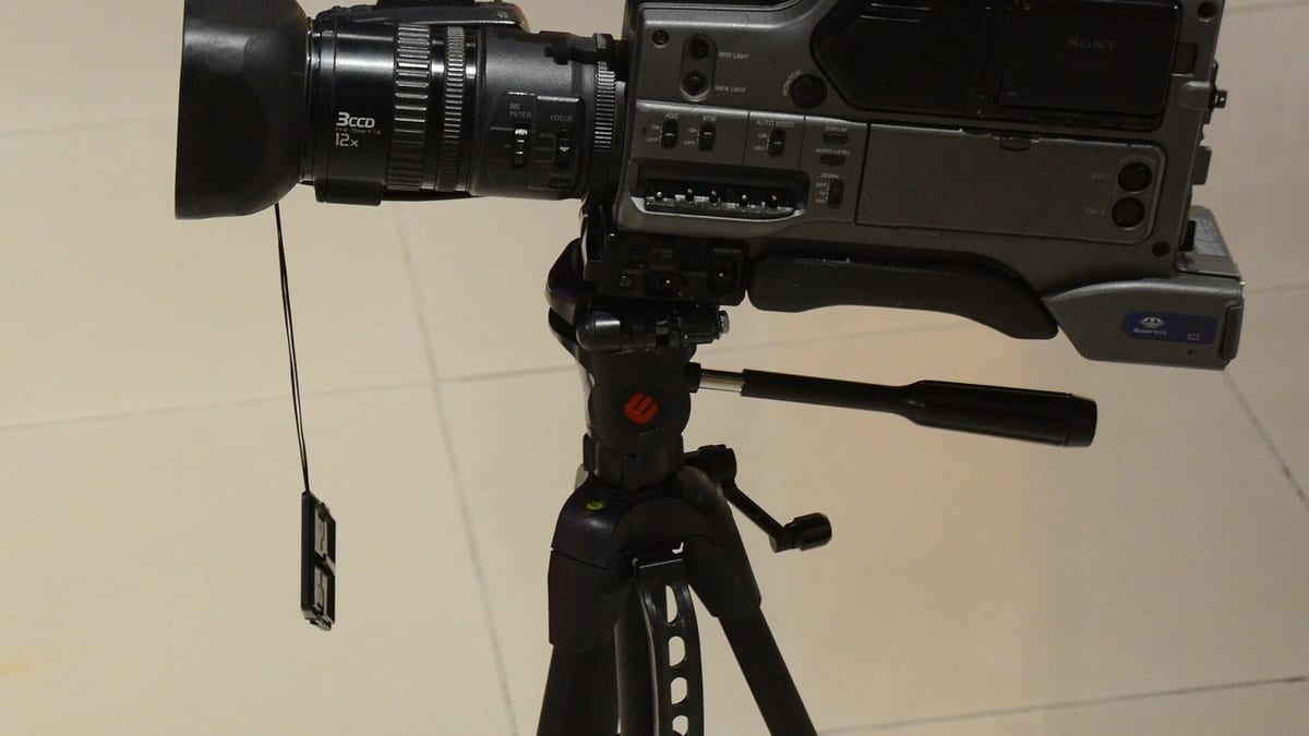 Cámara profesional de video montada sobre un trípode