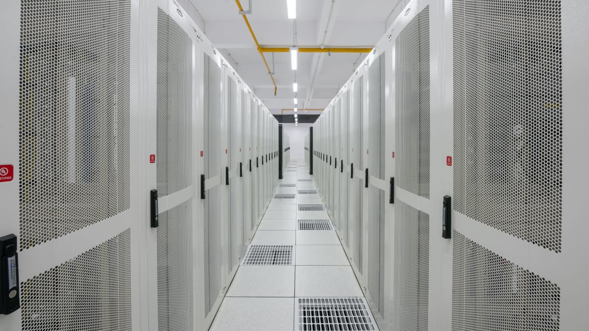 Filas de servidores dentro de un centro de datos