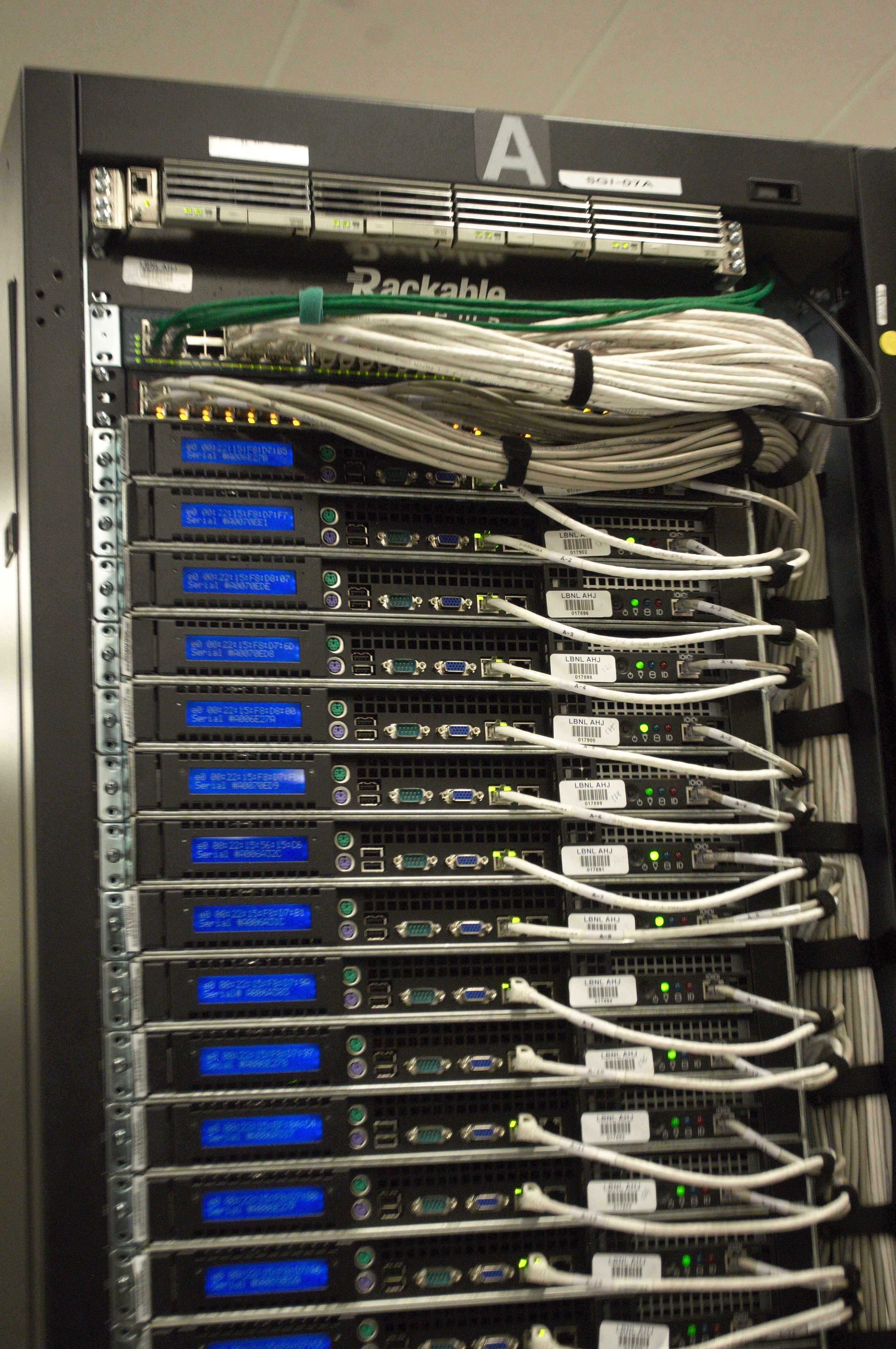 Parte trasera de un rack de centro de datos