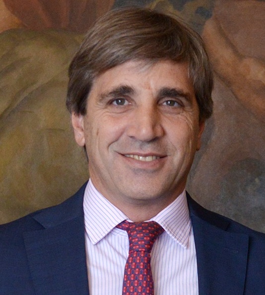 Luis Caputo durante una actividad oficial