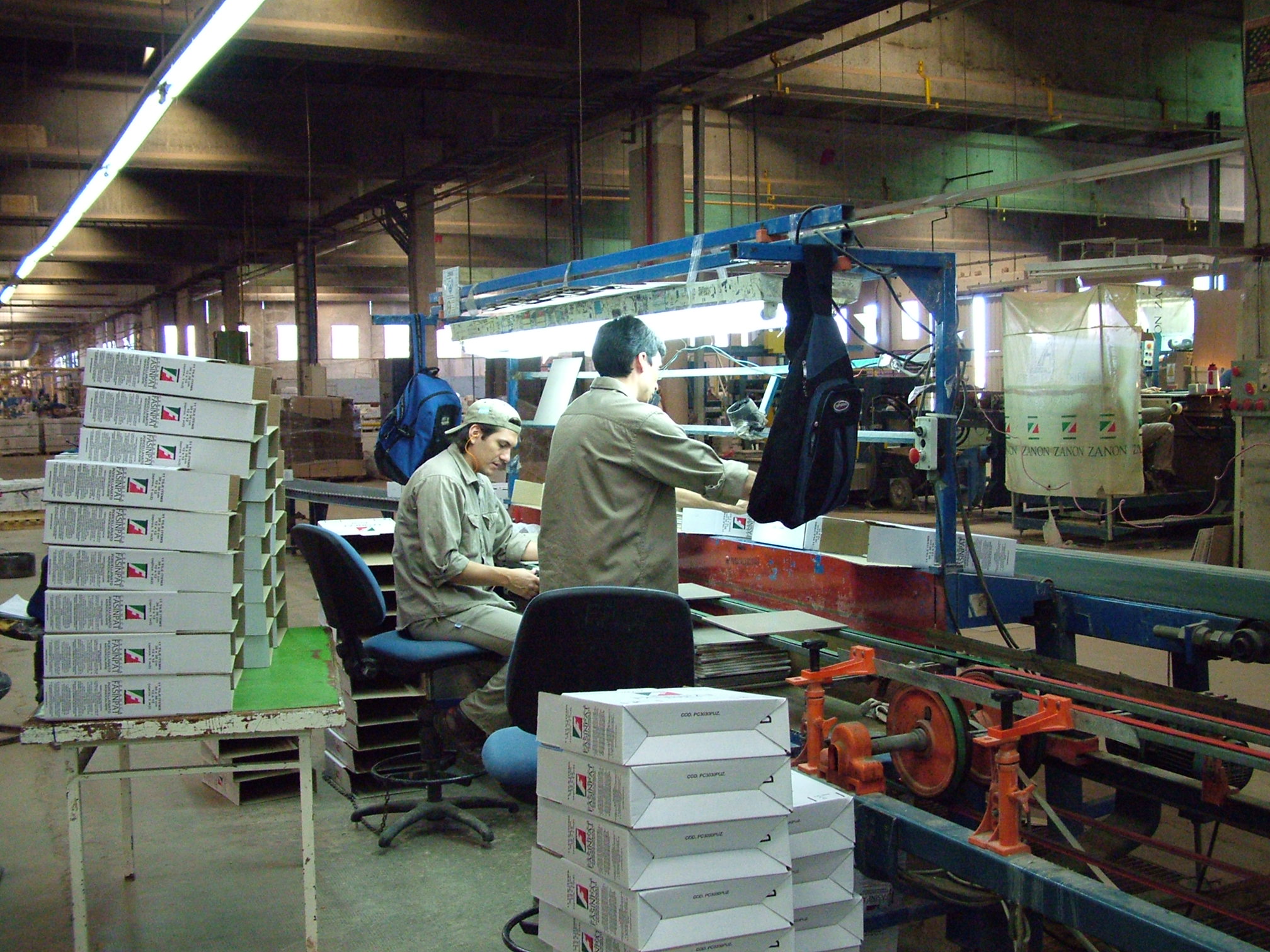 Trabajadores dentro de una fábrica