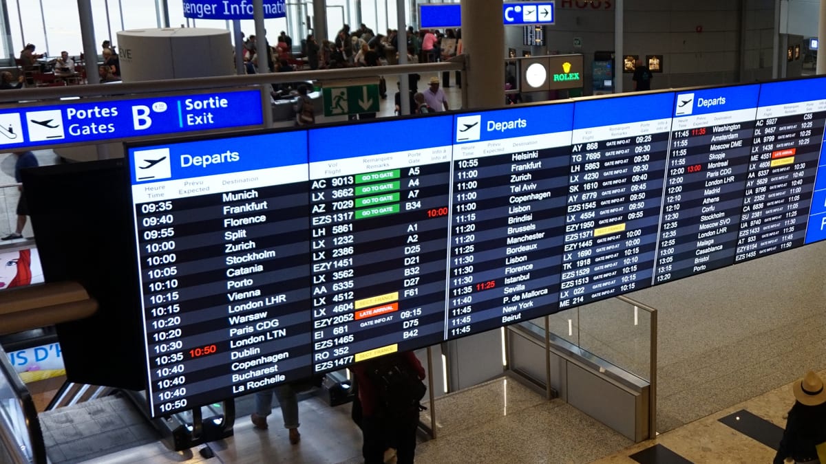 Panel de salidas de vuelos en un aeropuerto
