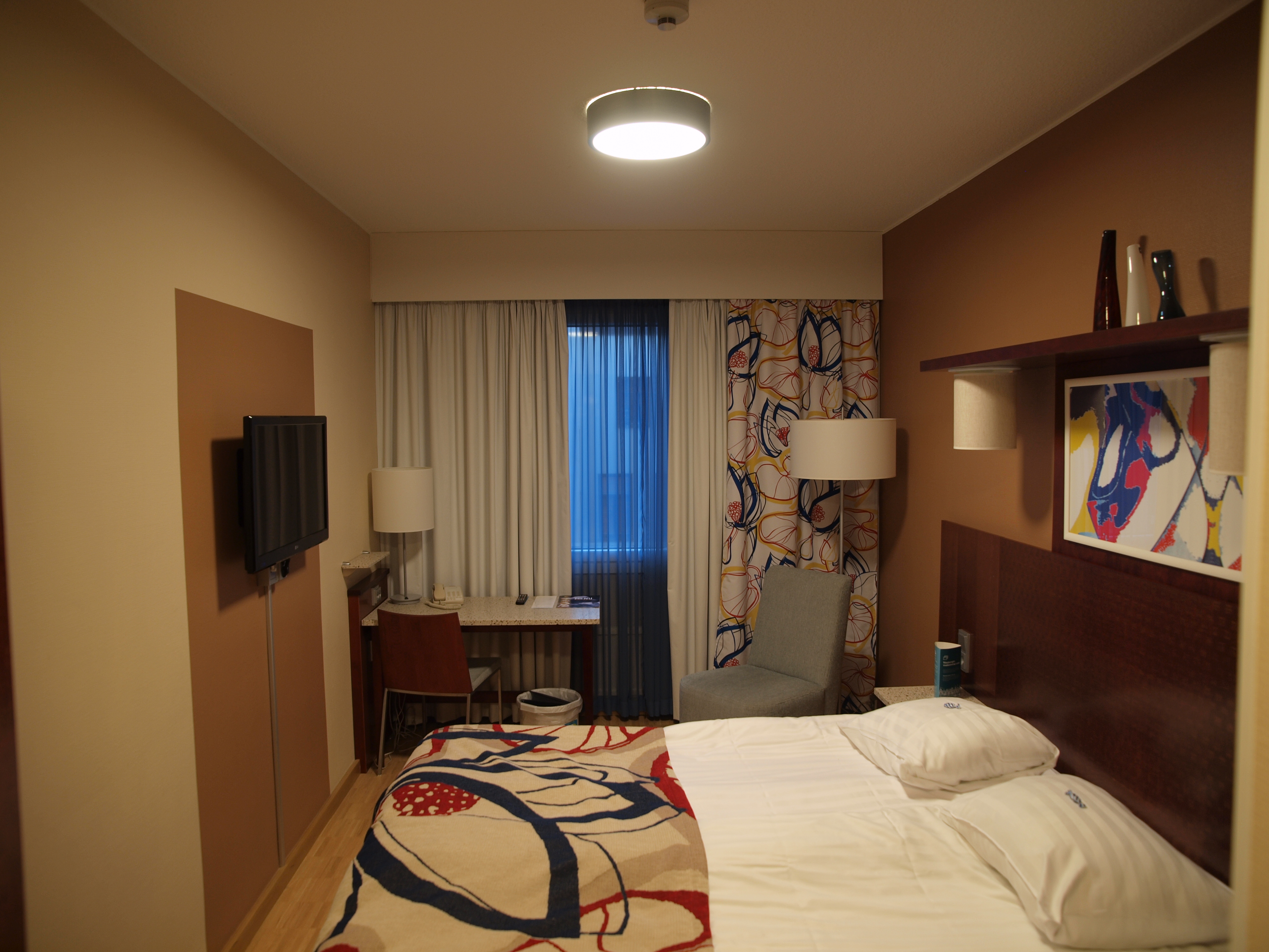 Habitación de hotel con dos camas