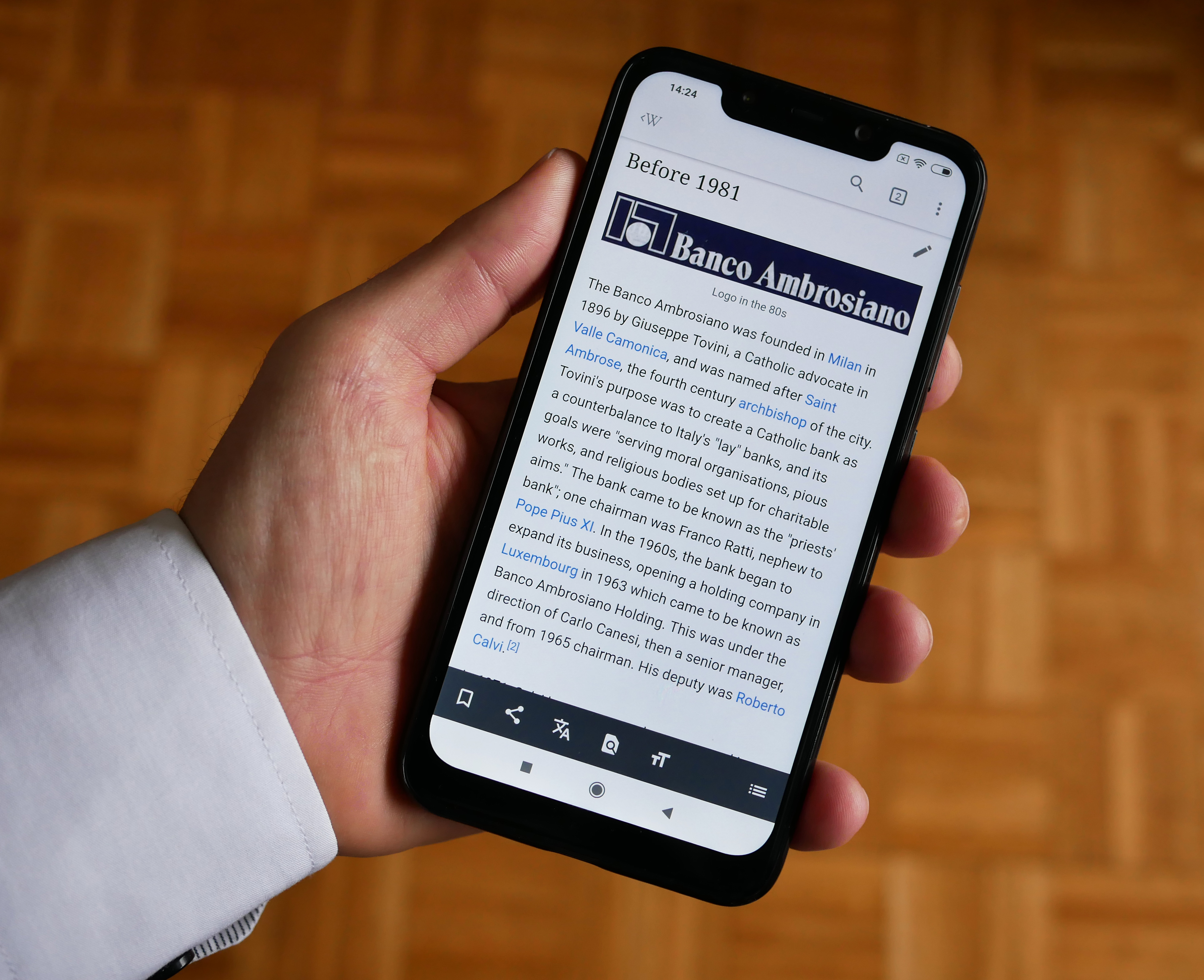 Teléfono Android mostrando la aplicación móvil de Wikipedia