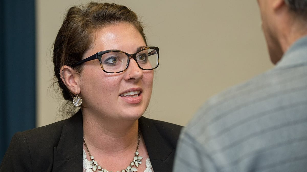 Emprendedora participa de una reunión de capacitación