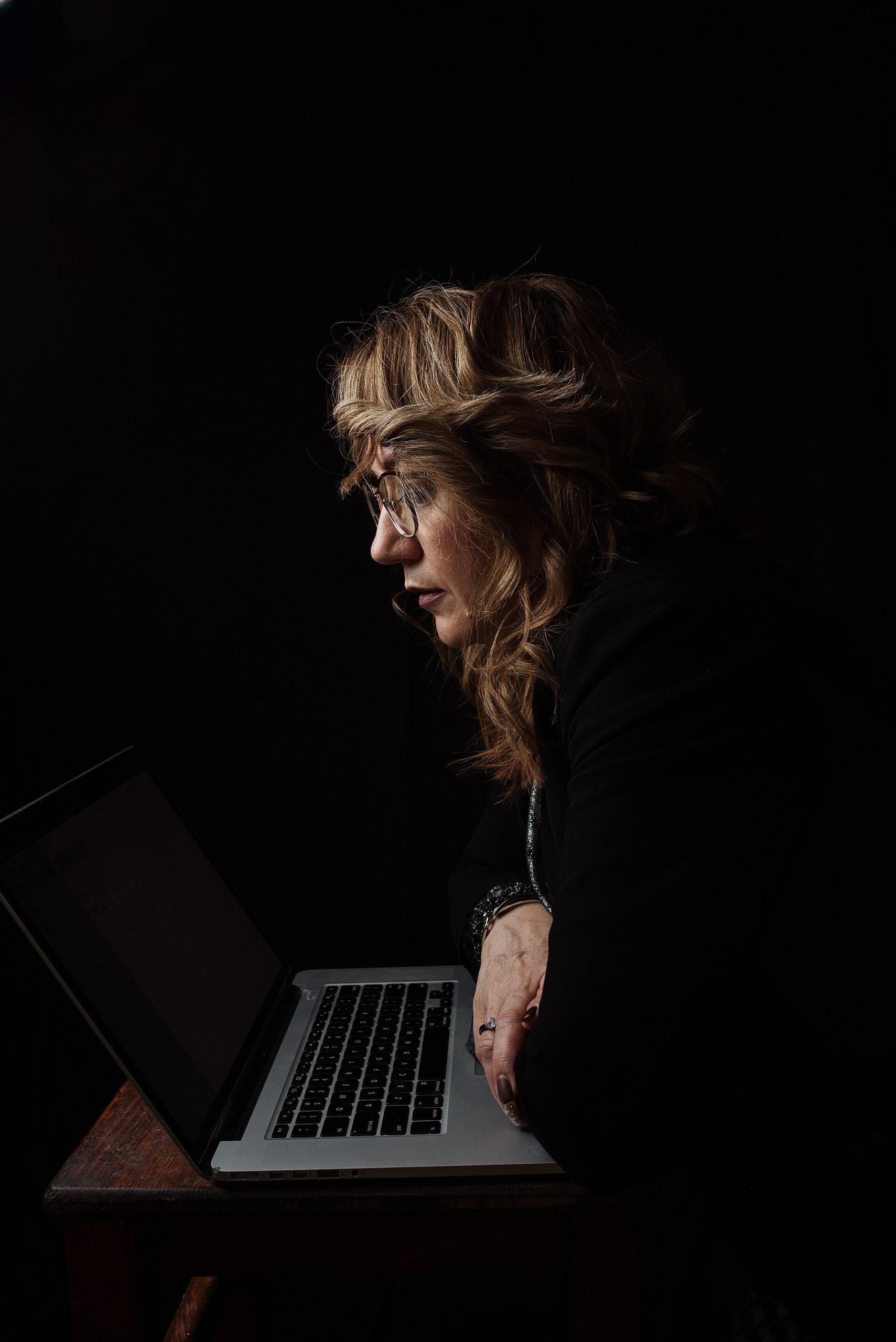 Mujer trabaja frente a una computadora portátil