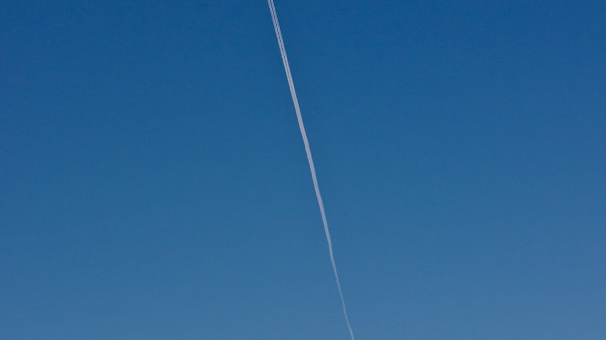 Avión que deja una estela blanca en el cielo