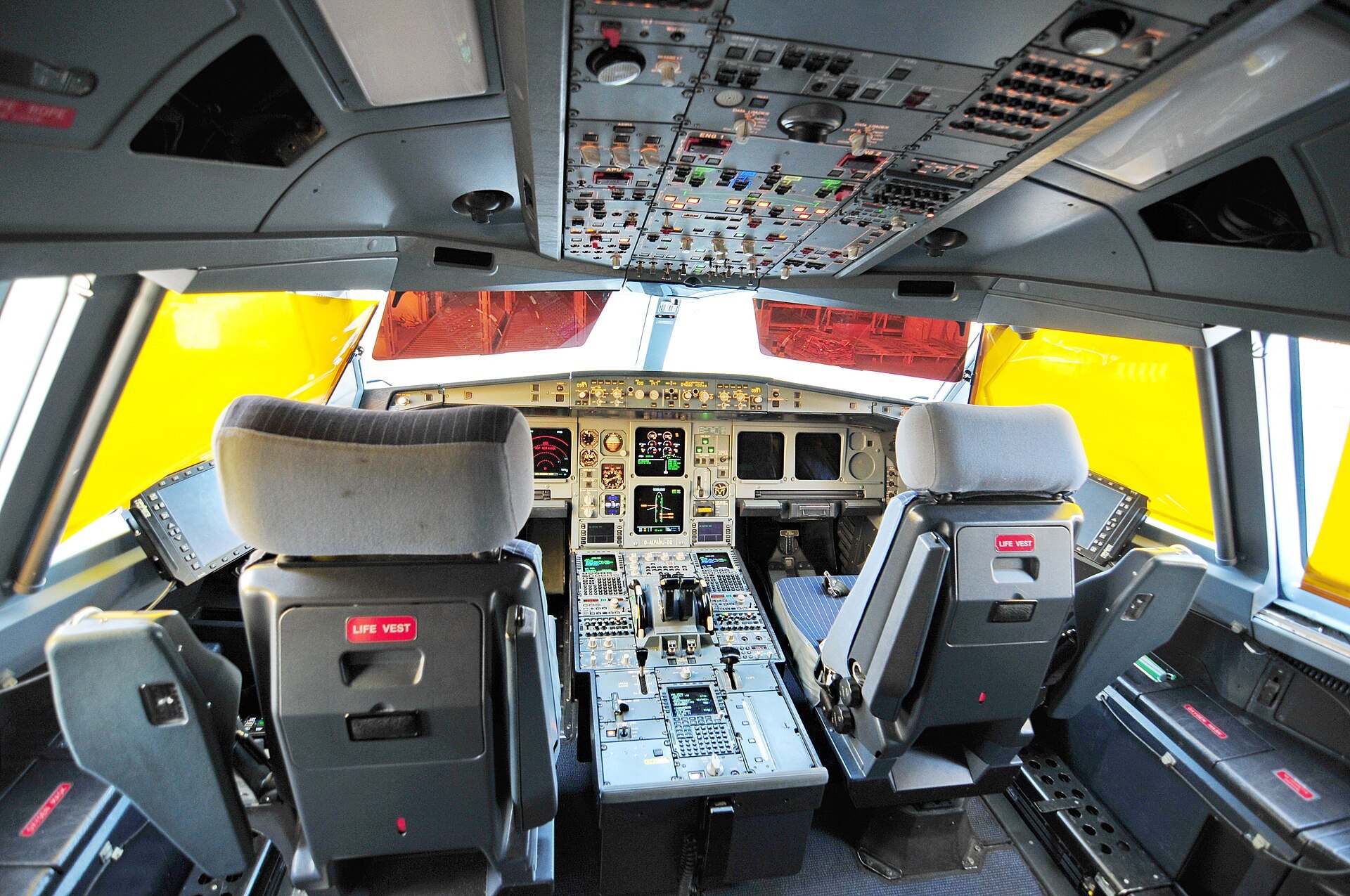 Cabina de mando de un avión comercial
