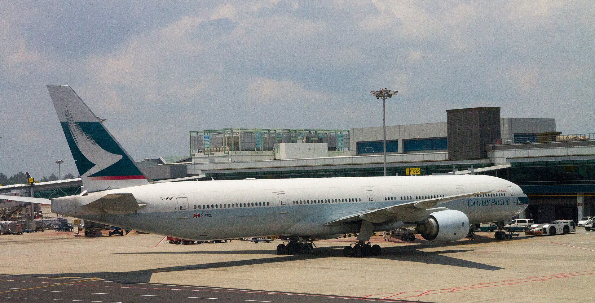 Avión de Cathay Pacific estacionado en un aeropuerto