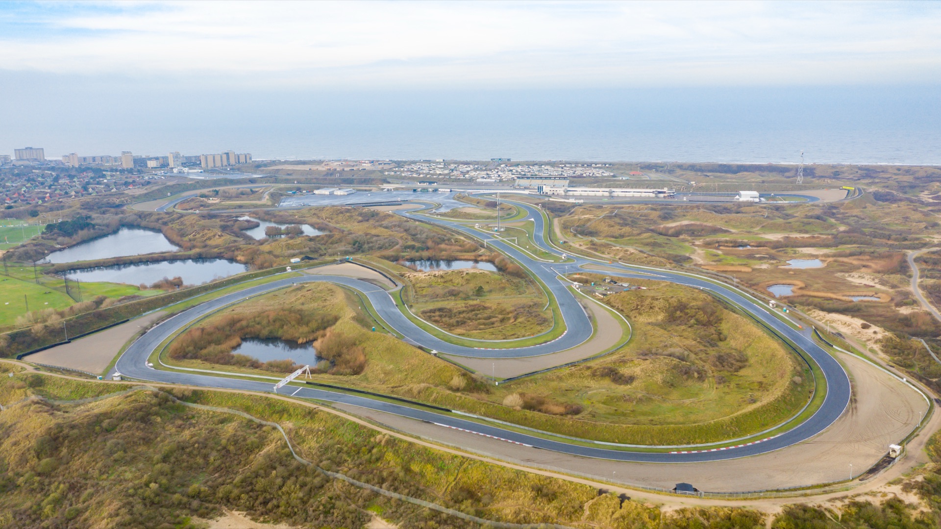 Recta y curvas del autódromo de Zandvoort visto desde el aire antes de una carrera