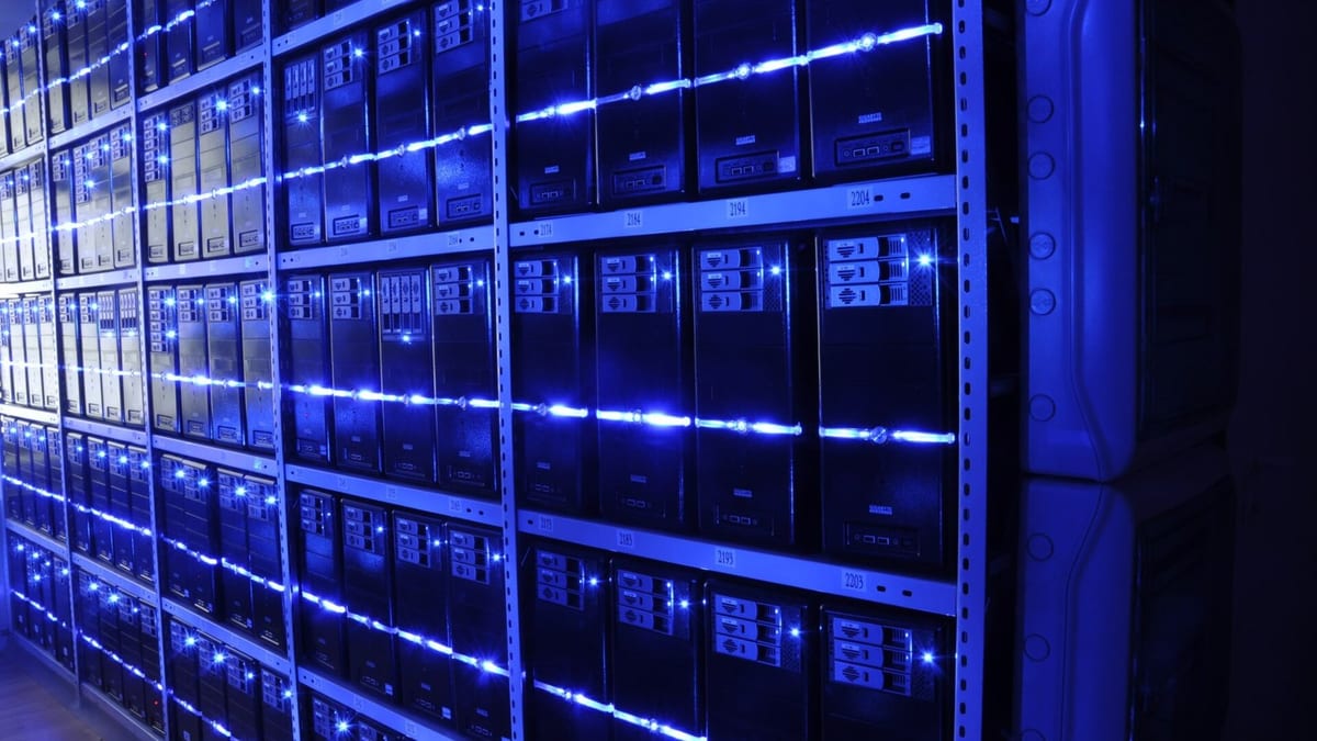 Servidores iluminados dentro de un centro de datos