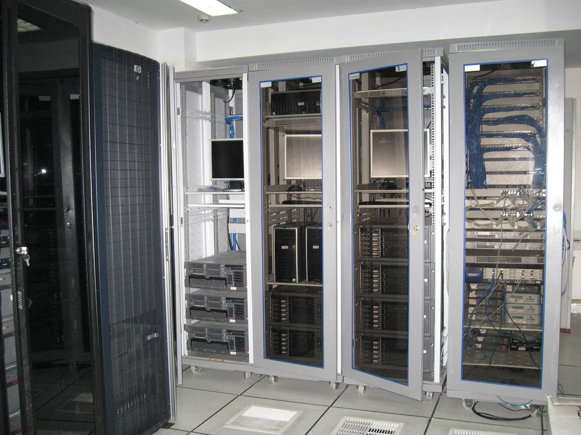 Gabinetes y equipos informáticos de un centro de datos