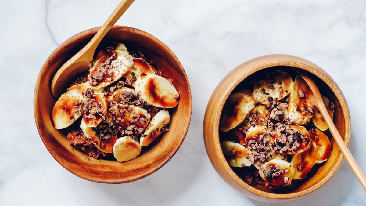 Desayuno de avena con banana y fruta
