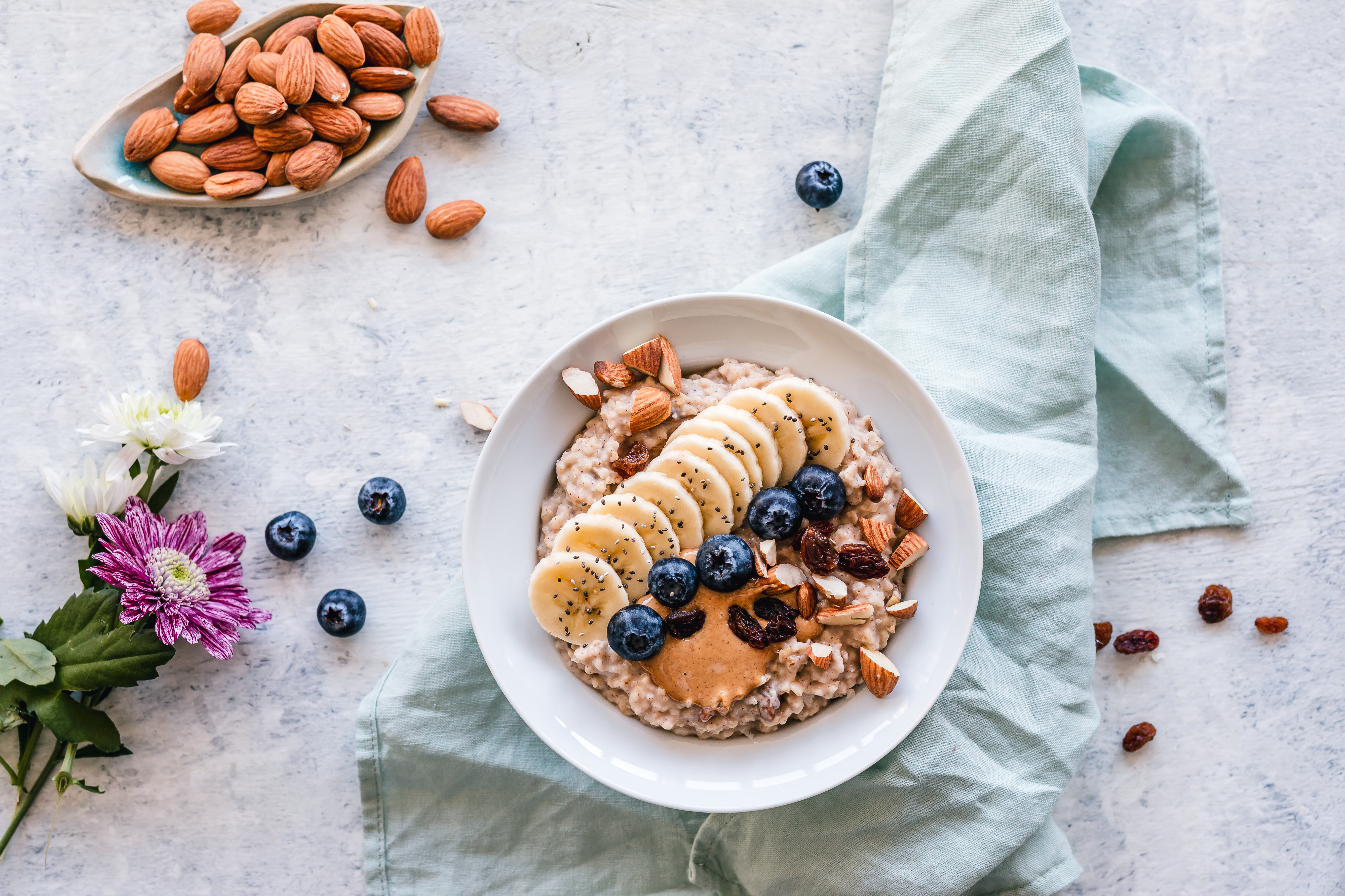 Avena con frutas preparada para el desayuno