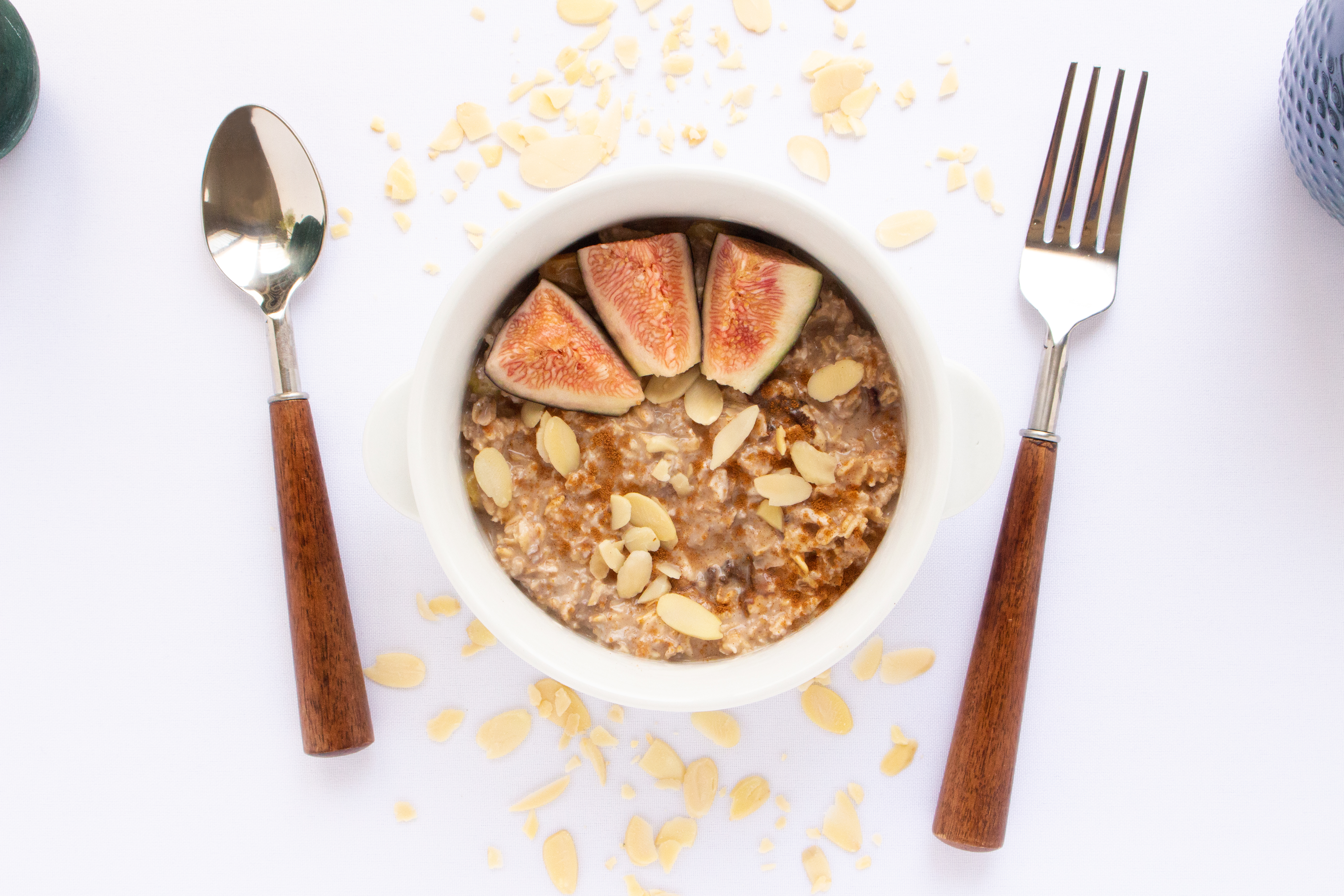 Tazón de avena con higos y frutos secos