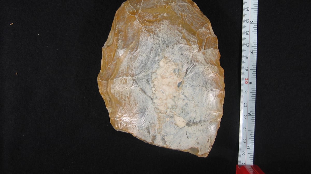 Hacha paleolítica de sílex encontrada en una playa británica