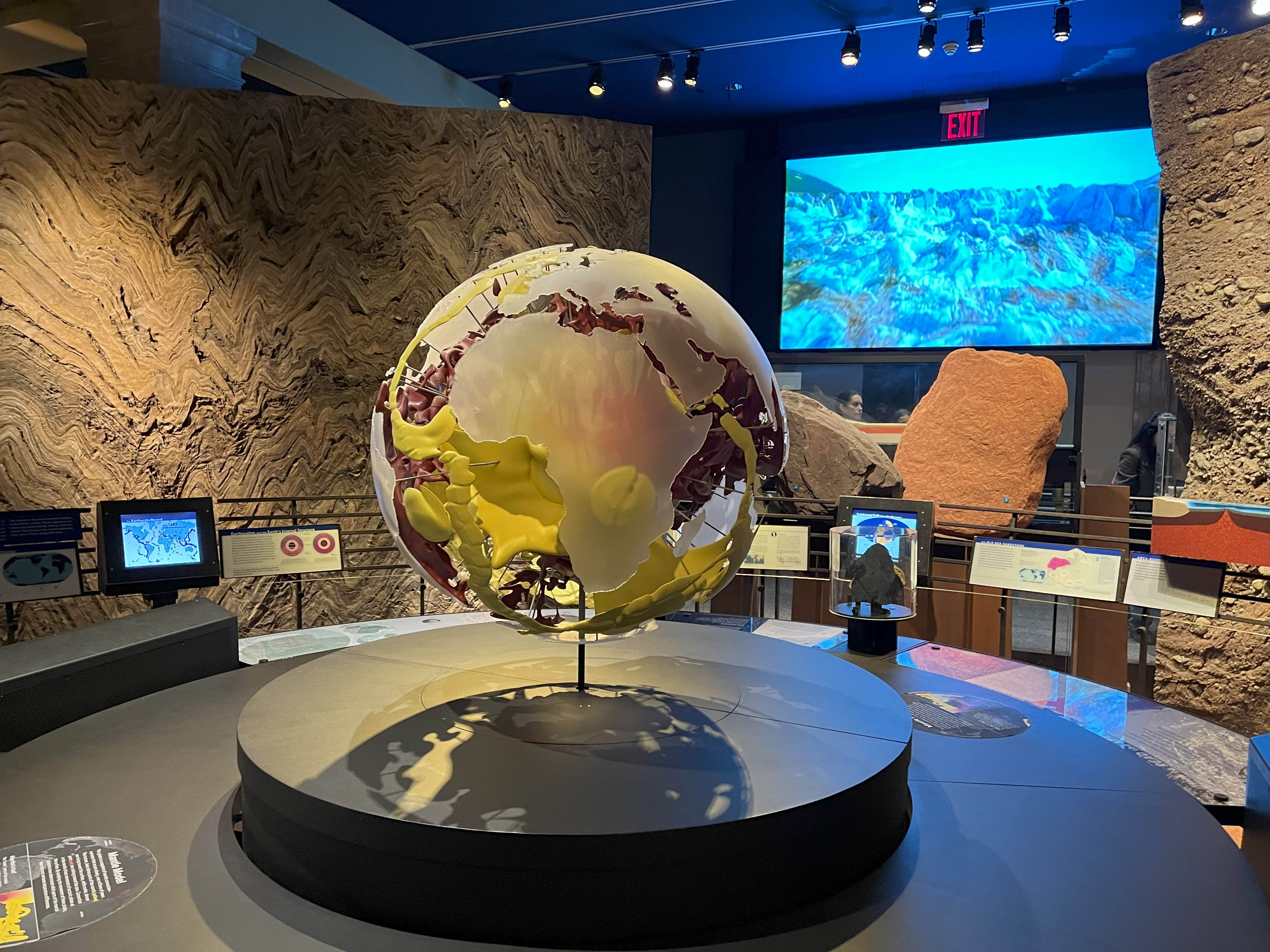 Modelo físico del manto terrestre en un museo de historia natural