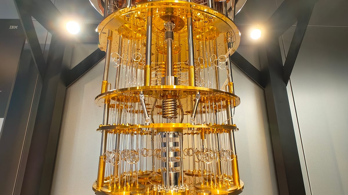 Sistema cuántico IBM Quantum System One dentro de su estructura