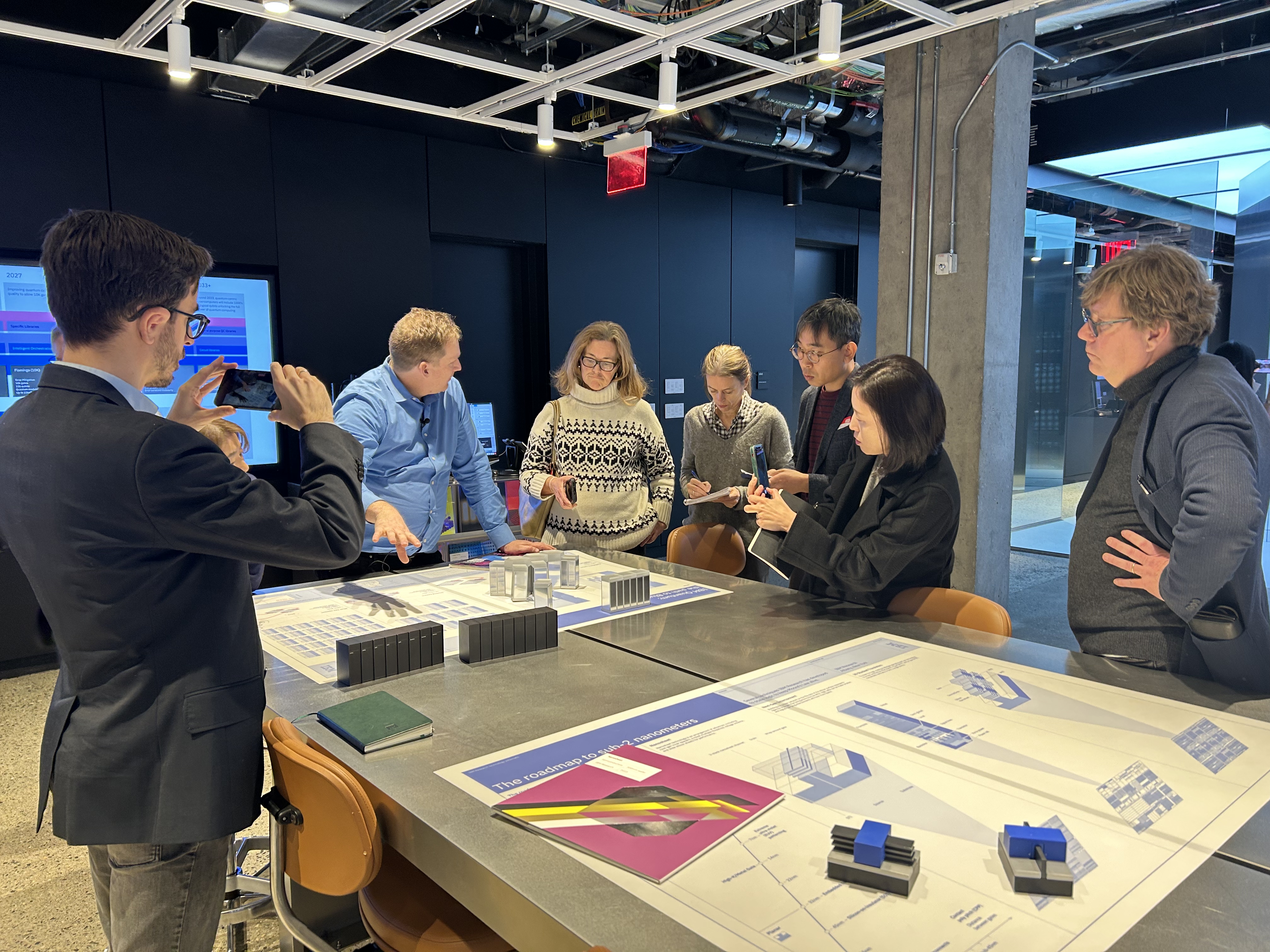 Equipo cuántico de IBM durante una visita técnica