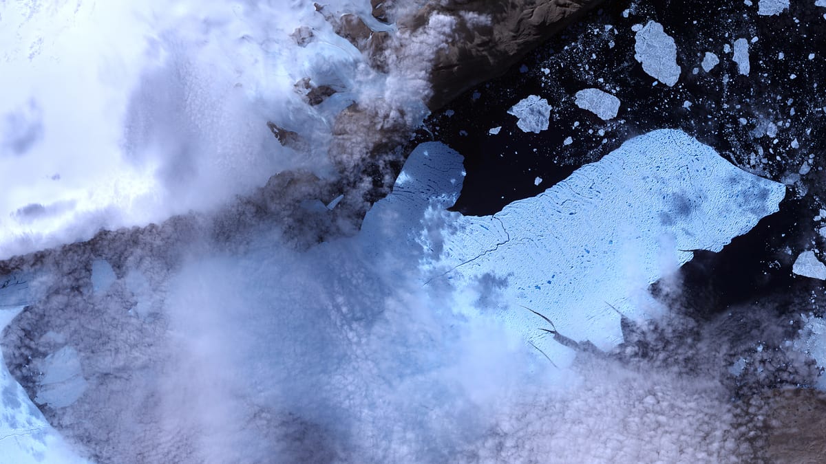 Vista satelital de una isla de hielo desprendida del glaciar Petermann