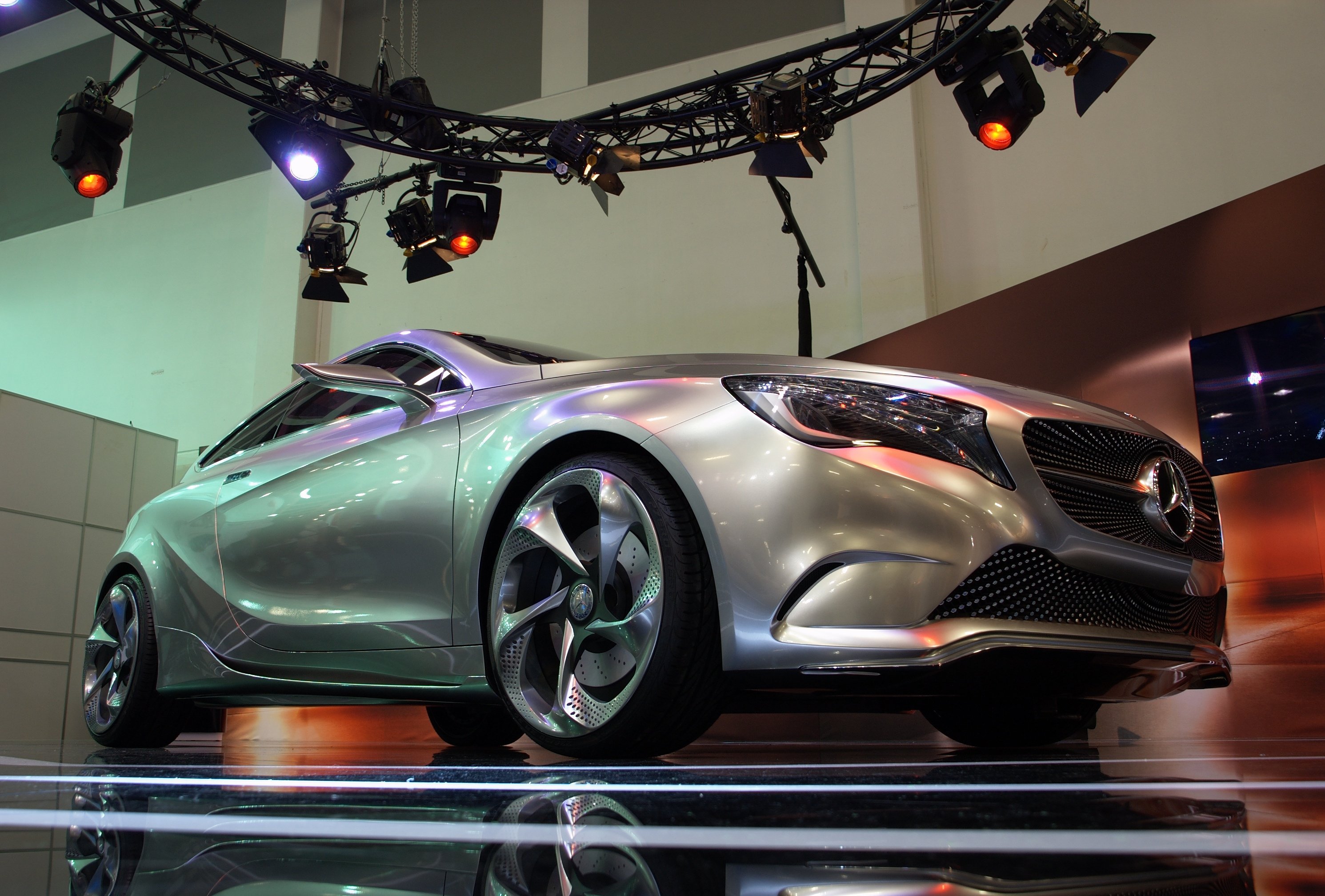 Concepto de automóvil expuesto en una feria. Imagen de archivo del diseño tecnológico, no de los electrodomésticos anunciados.