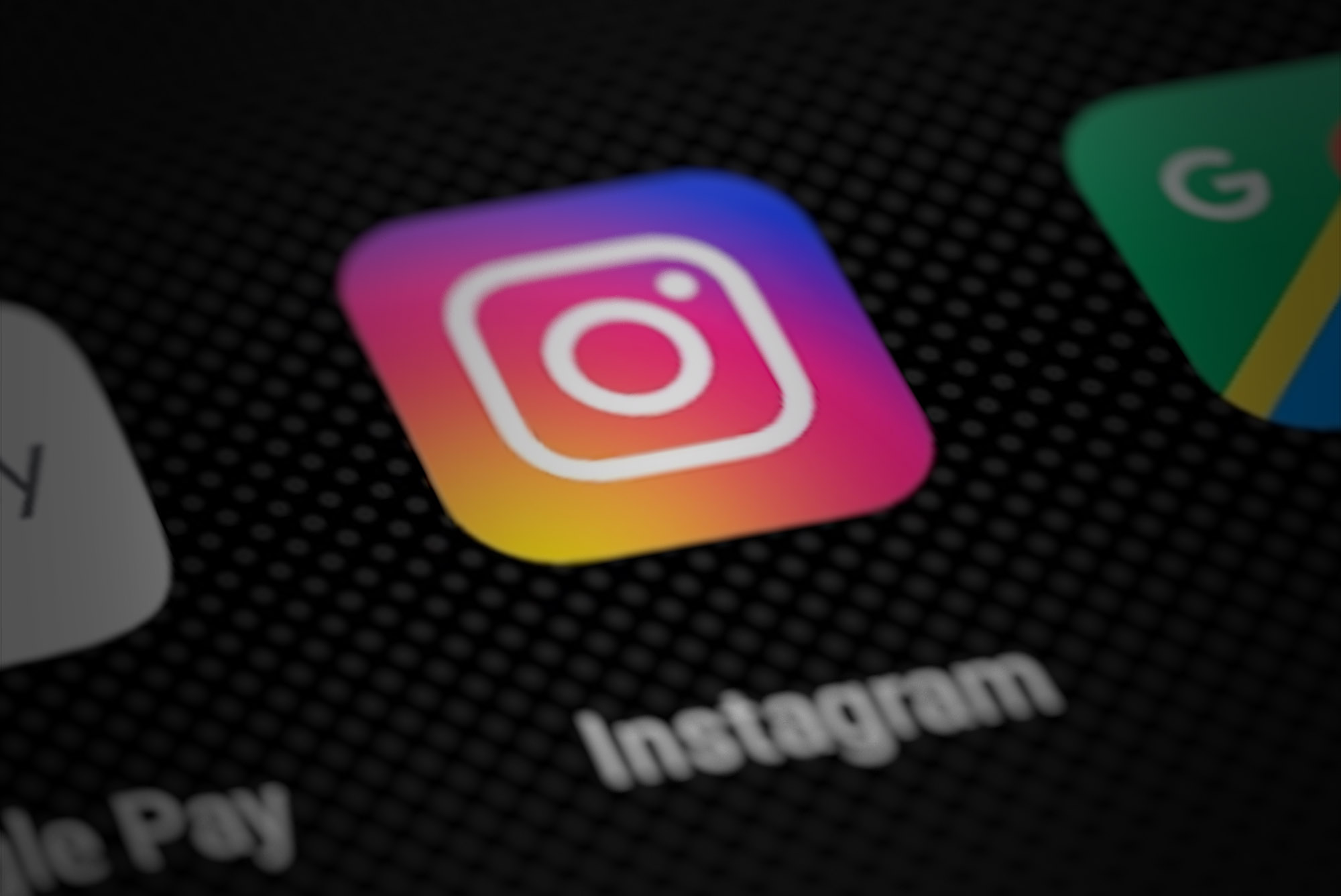 Icono de Instagram visible en la pantalla de un teléfono