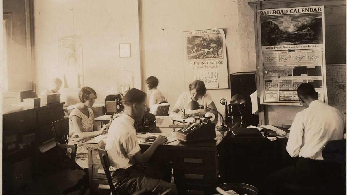 Trabajadores en sus escritorios dentro de una oficina administrativa