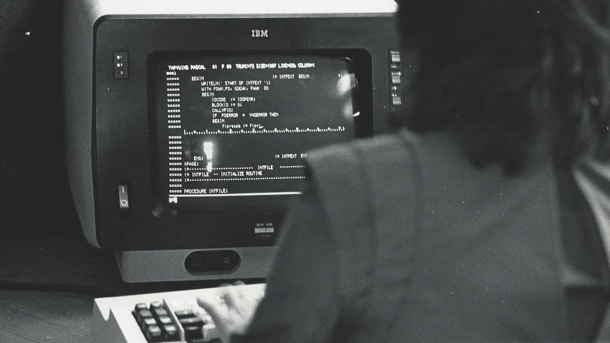 Programador trabajando frente a una terminal de computadora