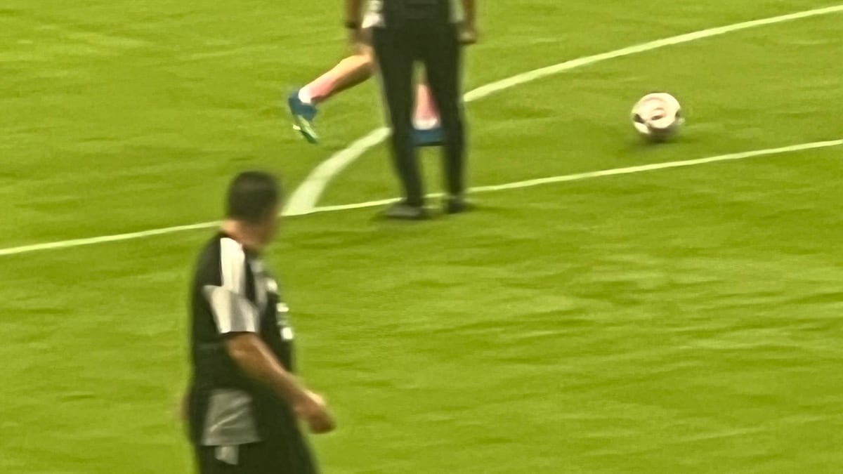 Lionel Messi ejecuta un tiro libre con Inter Miami