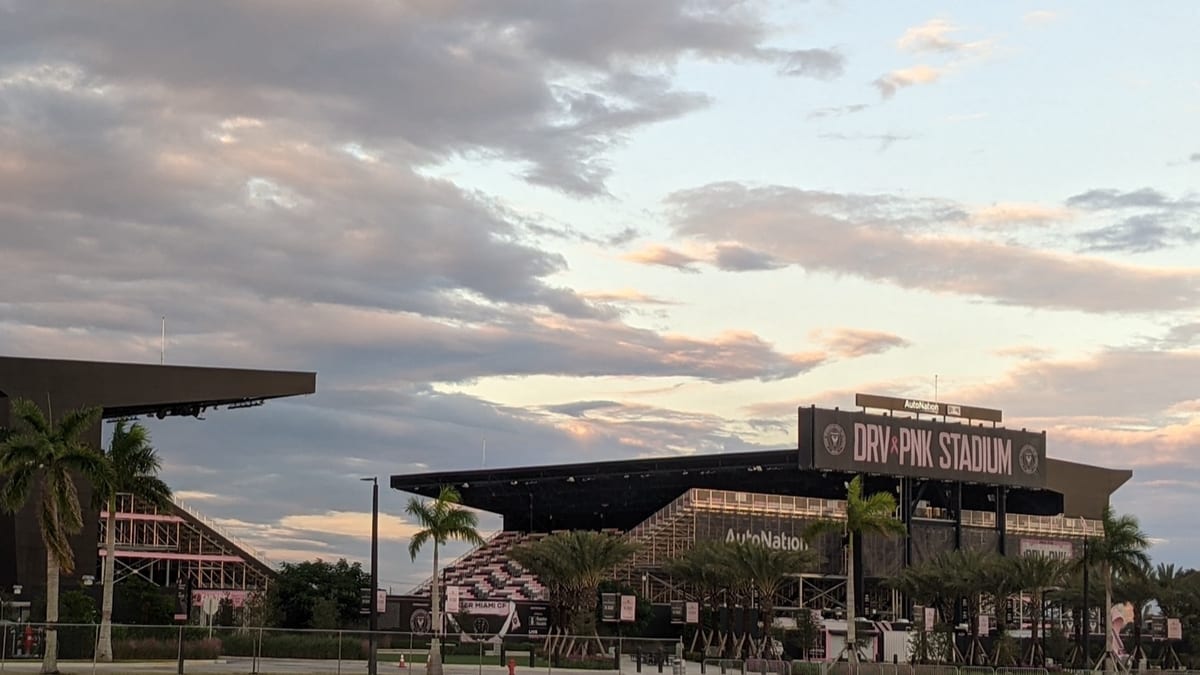Estadio de Inter Miami iluminado durante un partido de fútbol en Florida