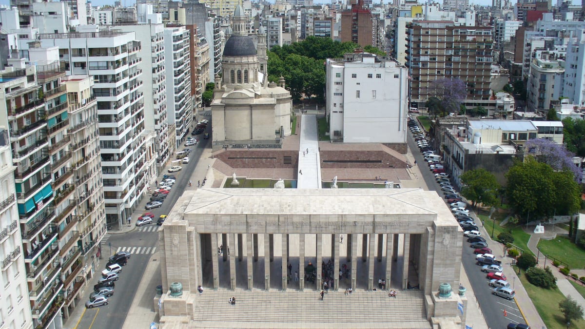 Monumento a la Bandera y panorama de Rosario, una de las sedes principales