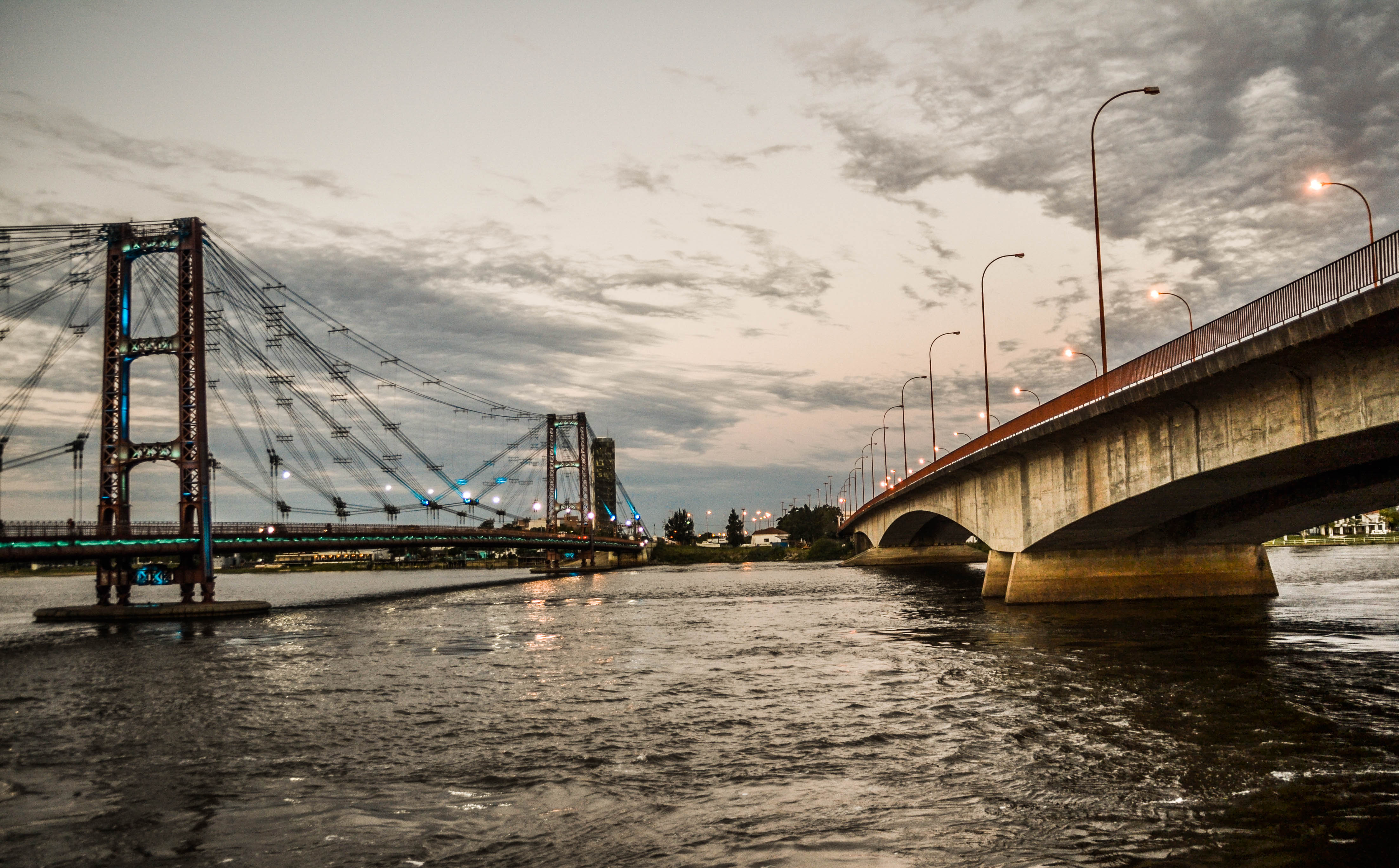 Puente Colgante de Santa Fe sobre la laguna Setúbal