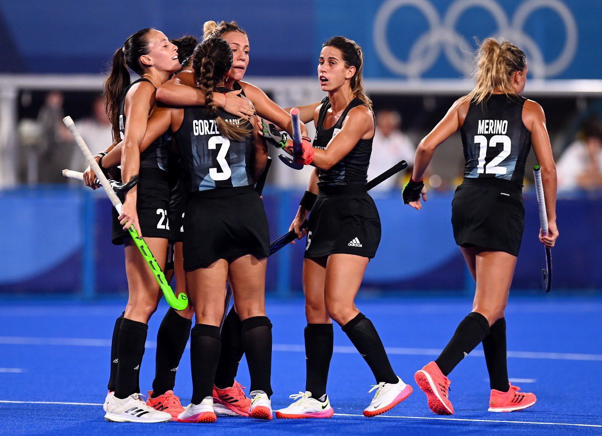 Jugadoras argentinas de hockey durante un partido internacional