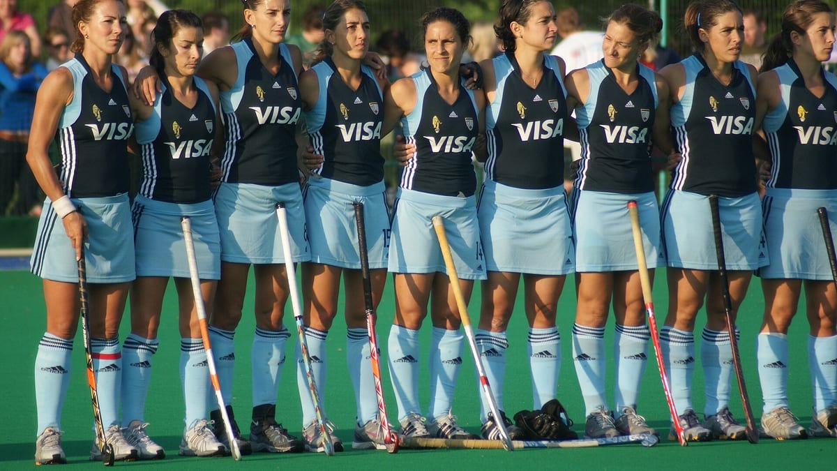Jugadoras de Las Leonas reunidas en un partido internacional de hockey sobre césped
