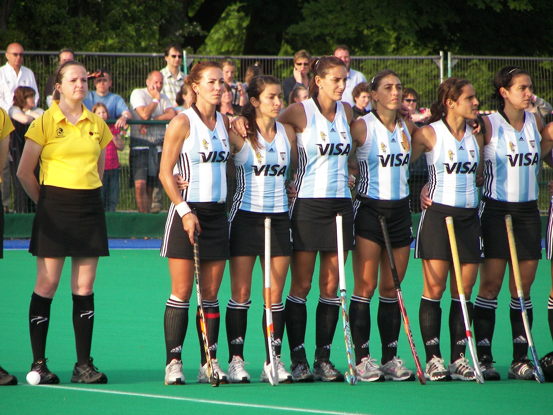 Acción de un partido de Las Leonas con jugadoras argentinas disputando la pelota