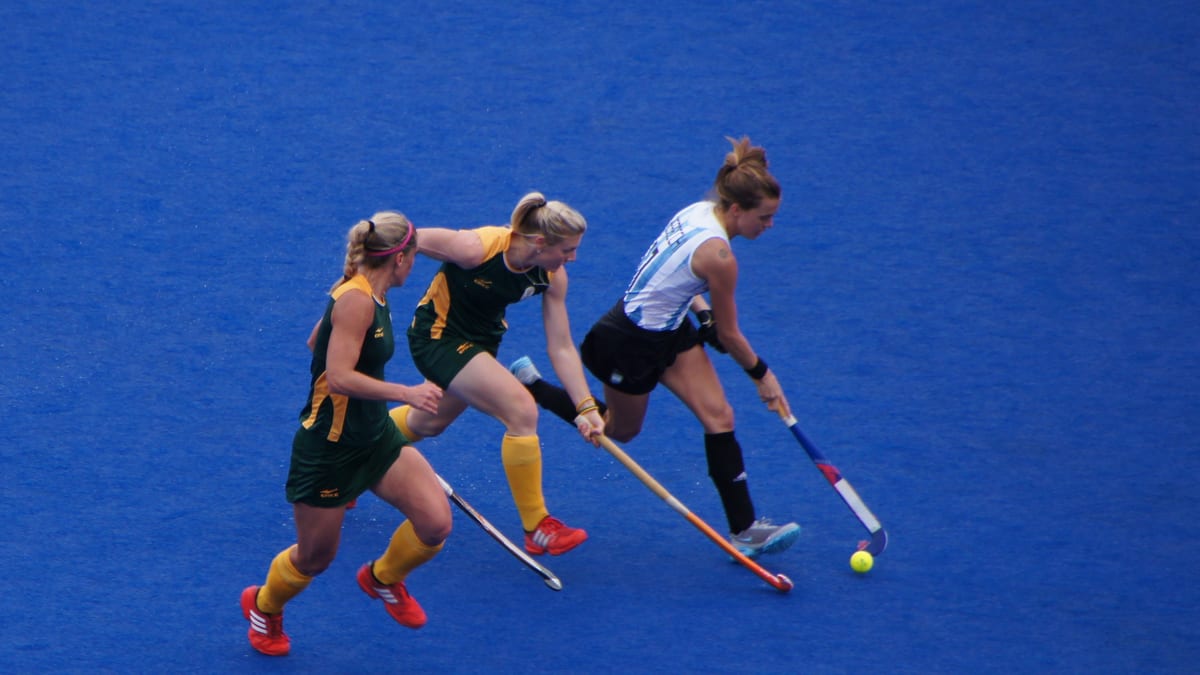 Jugadoras argentinas de hockey durante un partido internacional