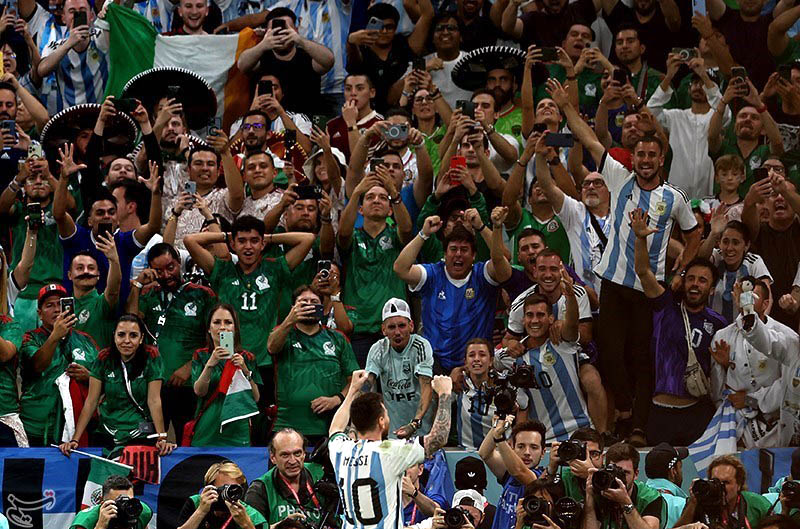 Messi celebra un gol de Argentina frente a la tribuna