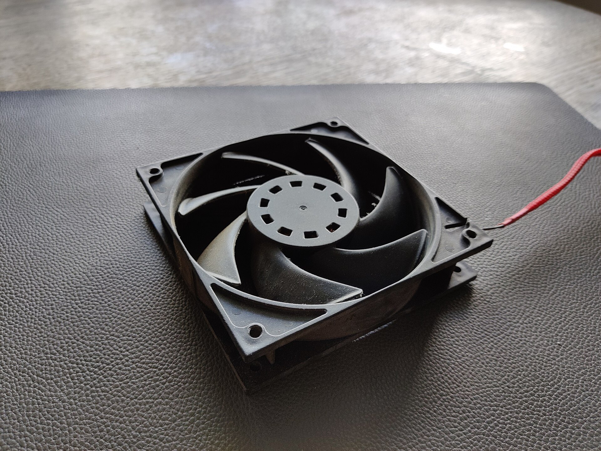 Ventilador negro de computadora sobre una mesa