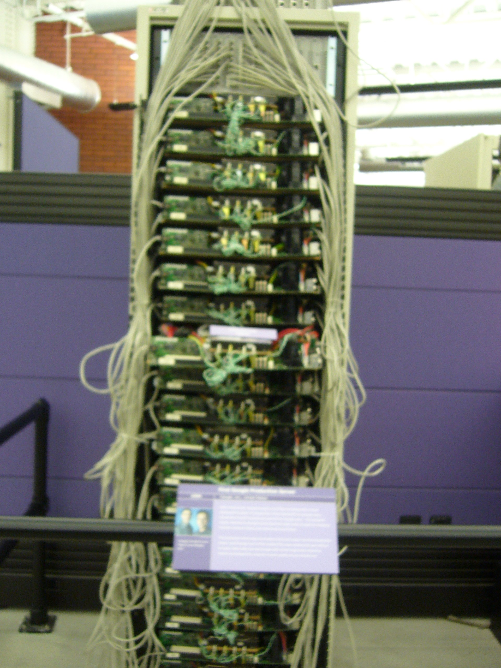Gabinete abierto con servidores, cables y equipos de red
