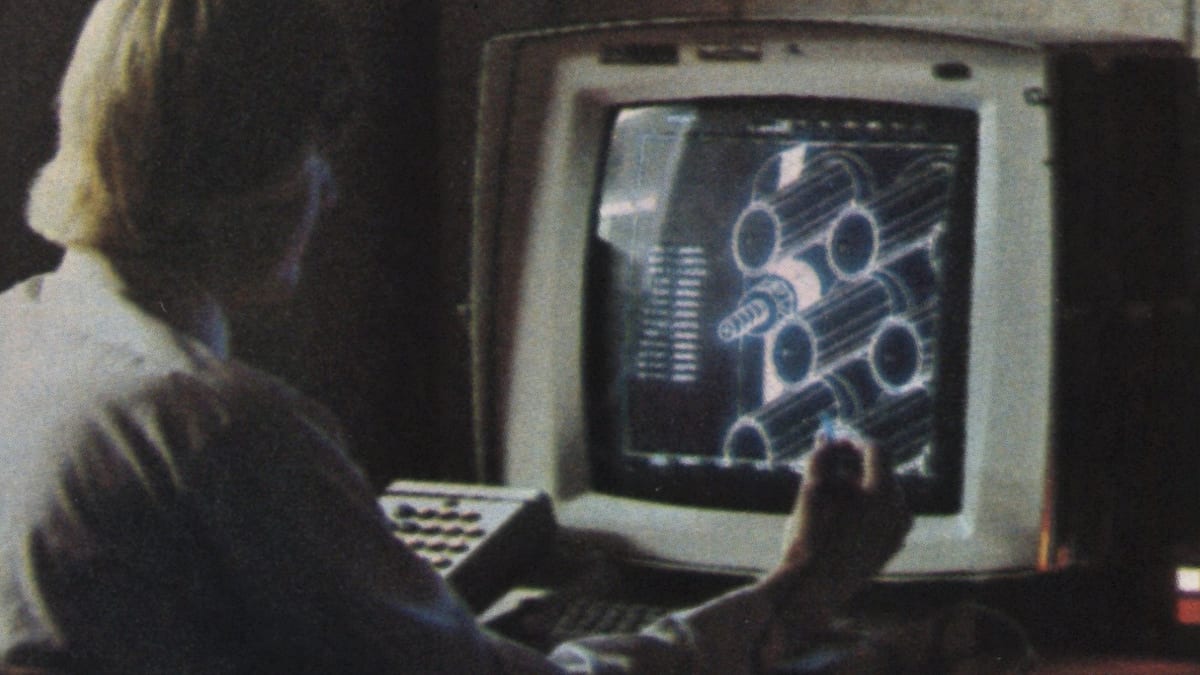Persona trabajando frente a una computadora