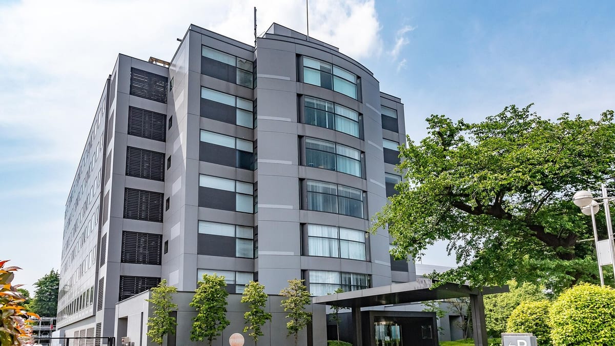 Edificio de oficinas de Microsoft rodeado de árboles